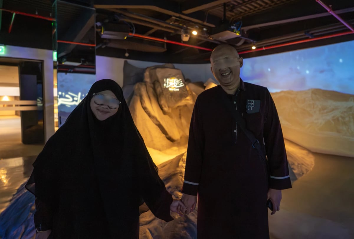 Jamaah berfoto di Jabal Hiro Makkah — City Tour Private Elmuyassar